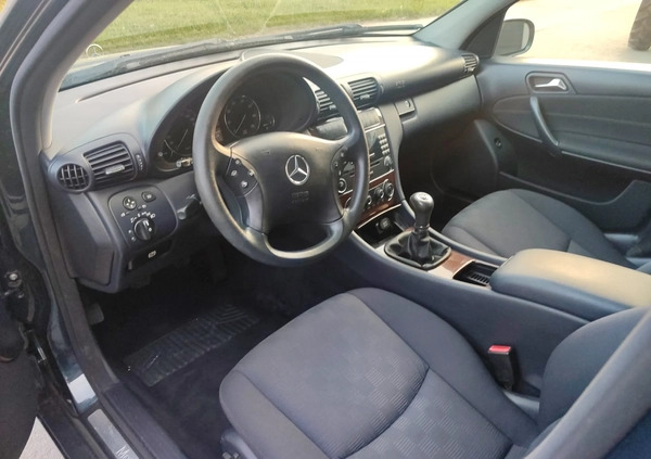Mercedes-Benz Klasa C cena 18200 przebieg: 238177, rok produkcji 2004 z Starachowice małe 191